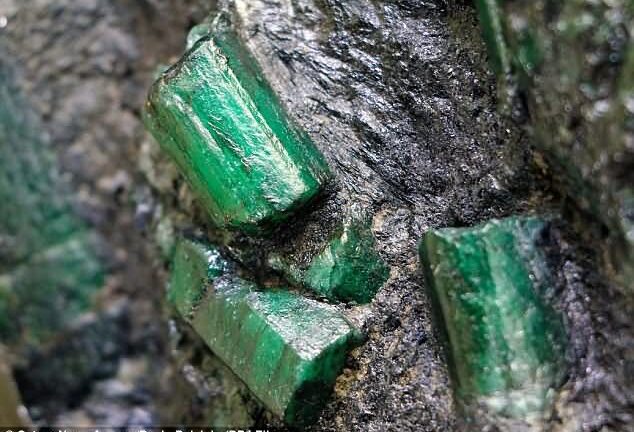 Cận cảnh khối lục bảo hơn 300 kg của thợ mỏ Brazil