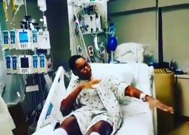 Cậu bé và bác sĩ nhảy múa ăn mừng sau ca ghép tim