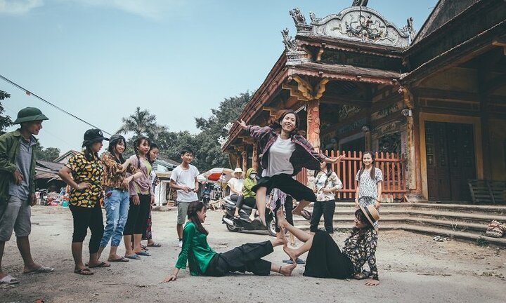 Chết cười với 'thời bao cấp' phiên bản ảnh kỷ yếu của sinh viên Huế