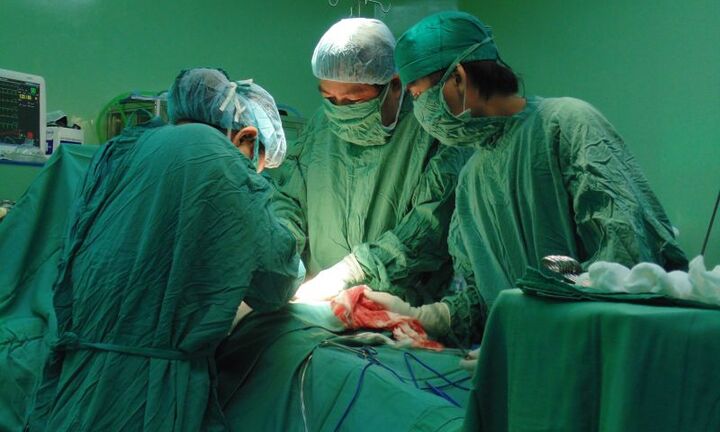 Khối u bị vỡ chảy máu ồ ạt, gia đình buông xuôi, bác sĩ vẫn quyết mổ cứu nữ sinh
