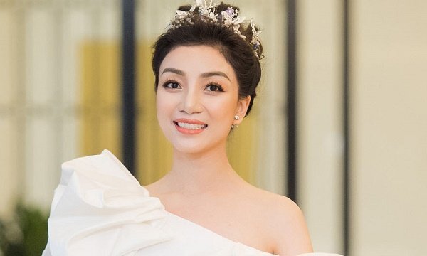 Nhan sắc cuốn hút của ‘họa mi bán cổ điển’ Phạm Thu Hà