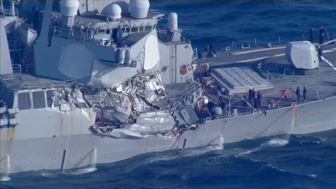 Tàu thương mại đâm móp tàu chiến Mỹ trên biển Nhật Bản