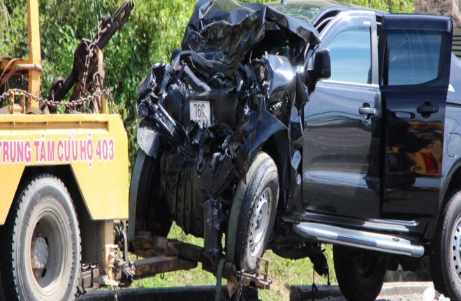 Xe bán tải tông trực diện ô tô khách, 4 người bị thương