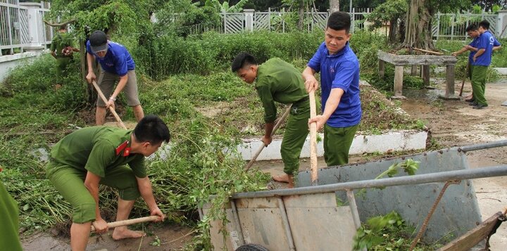 Sinh viên Học viện Cảnh sát hăng hái dọn vệ sinh ngõ xóm giúp người dân Hưng Yên
