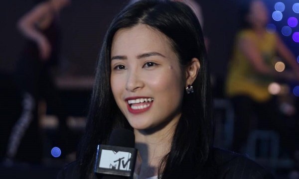 Đông Nhi ân cần hướng dẫn học trò tập luyện trước giờ diễn