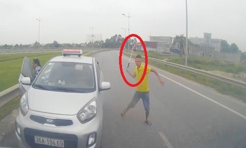 Tài xế taxi 36A-194.69 vung tuýp sắt đòi đánh nhau khi bị chặn đầu: Công an vào cuộc