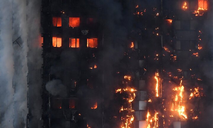Chàng trai cõng mẹ tật nguyền chạy 24 tầng thoát đám cháy khủng khiếp ở London
