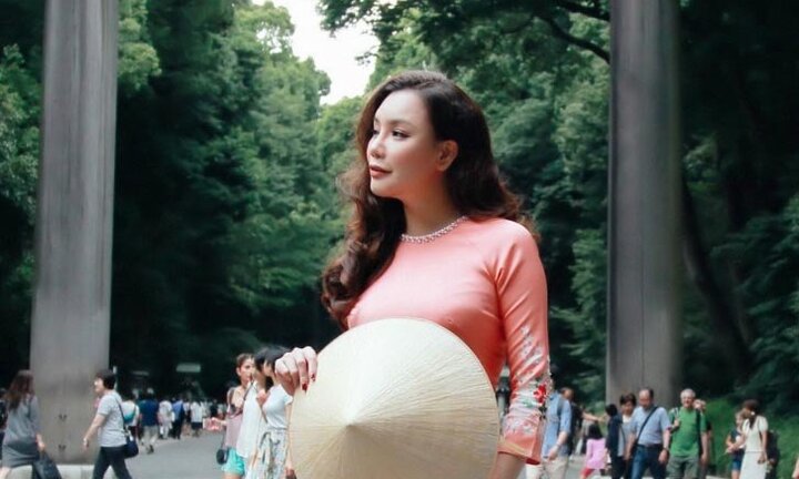 Hồ Quỳnh Hương diện áo dài, đội nón lá khoe sắc ở Nhật Bản