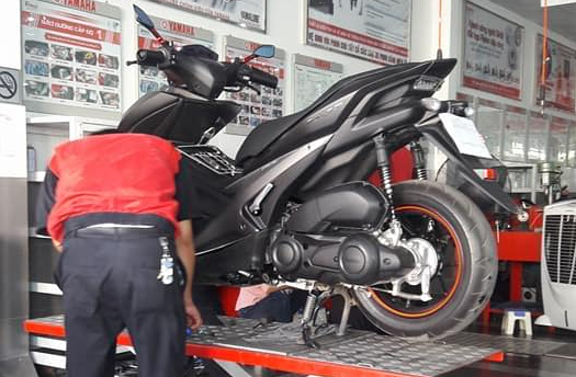 Khách hàng nườm nượp đến thay phuộc xe Yamaha NVX miễn phí