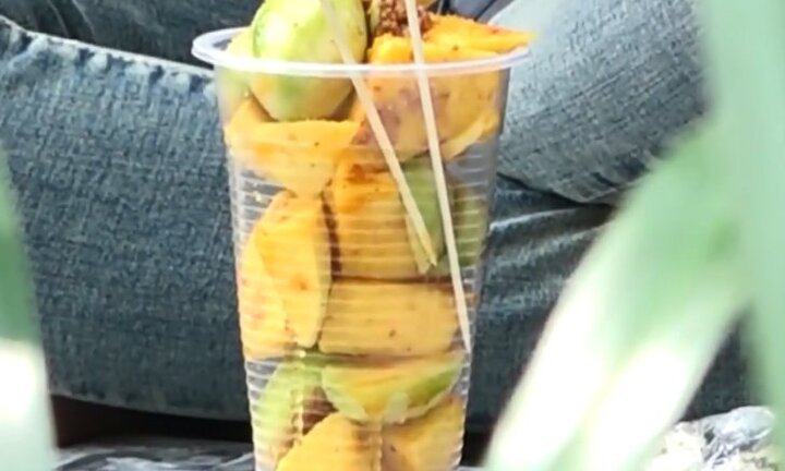 Kinh hoàng món xoài lắc ướp: Chỉ toàn mồ hôi tay, bụi đường và nước bẩn!