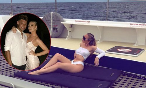 Bạn gái sao Arsenal liên tục khoe thân hình bốc lửa trên bờ biển