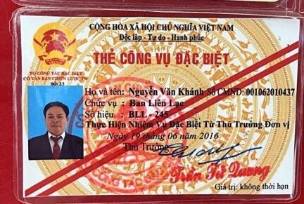 Vi phạm giao thông, người đàn ông rút thẻ Ban Chiến lược TW để bỏ qua