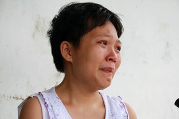 Video: Nghẹn ngào nhìn chồng thành 'đôi tay' của vợ sau tai nạn thảm khốc