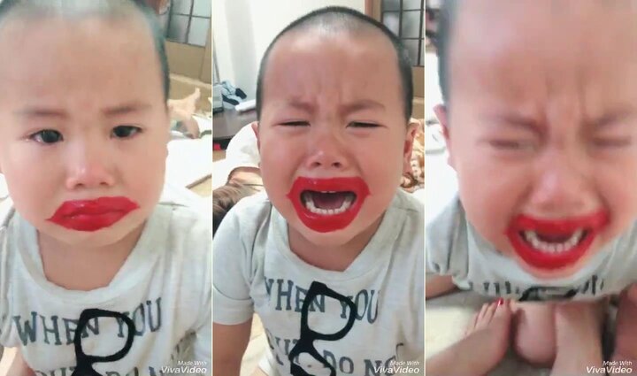 Bé trai nghịch son, khóc thảm thiết khi bị dọa loét môi khiến dân mạng 'cười té ghế'