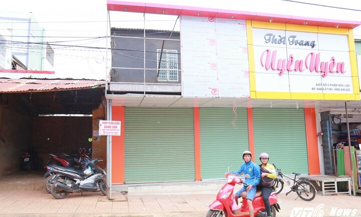 Treo bảng hiệu, người đàn ông trượt chân rơi xuống đất chết não