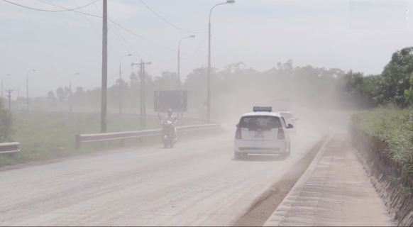 Kinh hoàng nhìn bão bụi cuồn cuộn trên đường, dân Thủ đô 'sống dở chết dở'