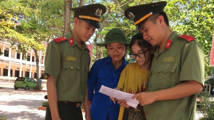 Những chiến sỹ công an Nghệ An ‘đội nắng’ tiếp sức mùa thi