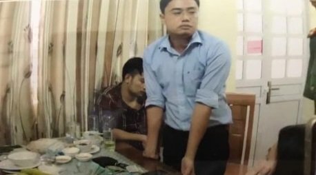 Một nhà báo bị bắt khi đang nhận tiền của doanh nghiệp