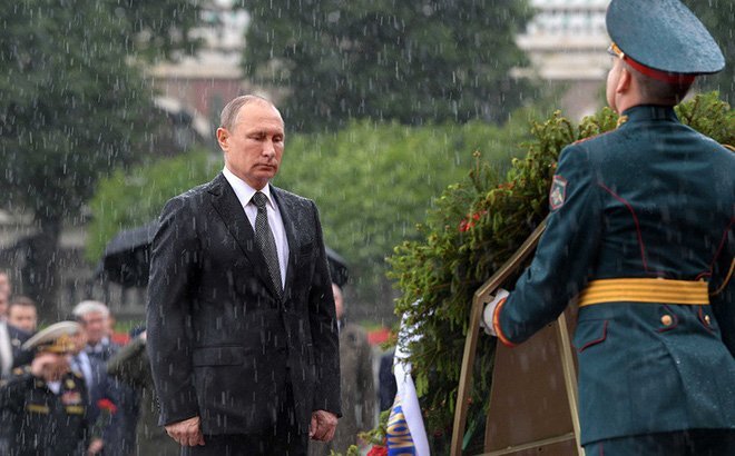 Tổng thống Putin đội mưa đặt hoa tưởng niệm các chiến sĩ vô danh