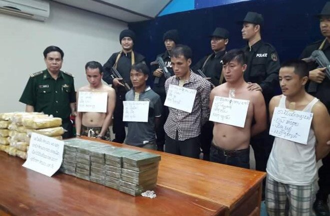 Bắt 5 thanh niên người Lào vận chuyển 40 bánh heroin