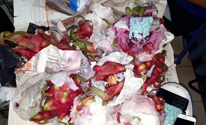 Cận cảnh 5.000 viên ma túy được giấu cực tinh vi trong ruột quả thanh long