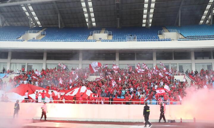 Hooligan Hải Phòng đốt pháo sáng làm gián đoạn trận đấu, HLV ngán ngẩm
