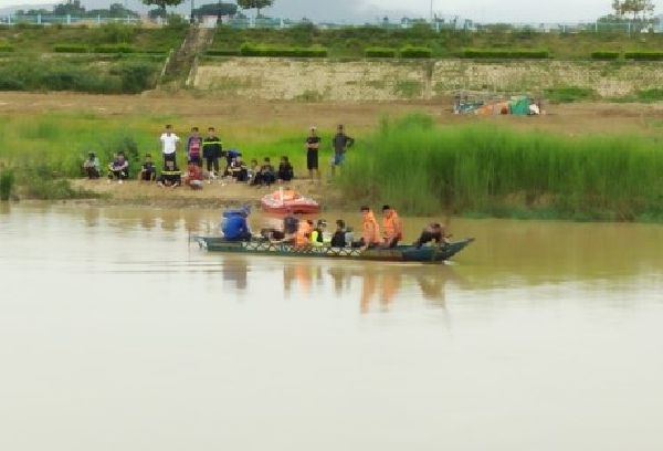 Chèo thuyền bắt cá gặp phải nước xoáy, 2 cha con thương vong