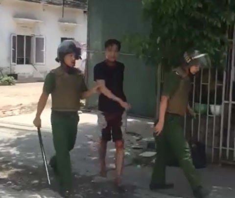 Phê ma tuý, thanh niên cầm dao tự cứa cổ