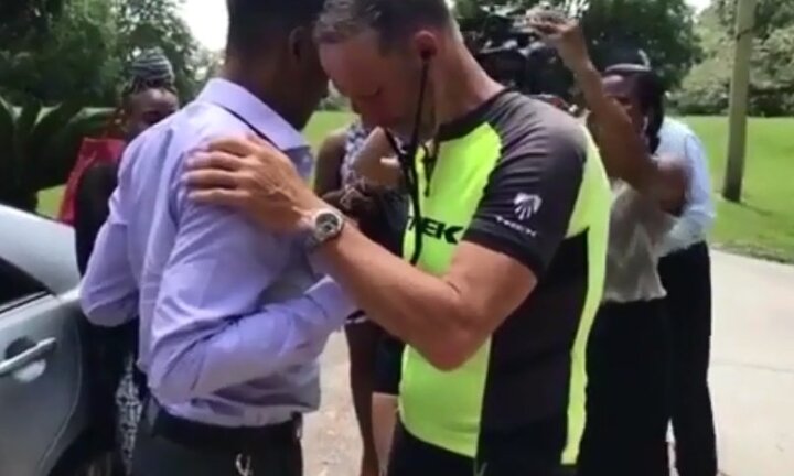 Rơi nước mắt khoảnh khắc ông bố nghe nhịp tim con gái mình đập trong lồng ngực người khác