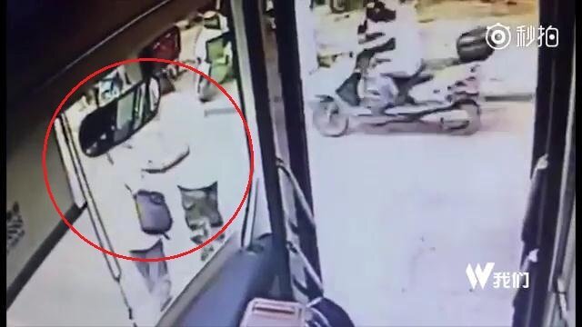 Tài xế xe buýt nhảy xuống xe, dắt người đàn ông mù qua đường