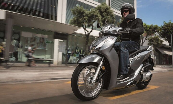 Giá ngang ô tô, SH 300i mỗi tháng tiêu thụ được 70 chiếc