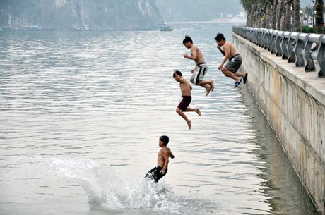 Người lớn nhắc nhở vẫn rủ nhau tắm hồ, 2 học sinh tiểu học đuối nước thương tâm