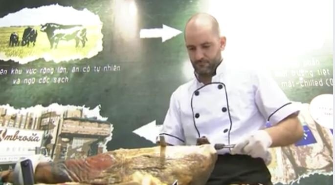 Thịt lợn đen Tây Ban Nha giá 3,5 triệu đồng/kg vẫn đông người mua