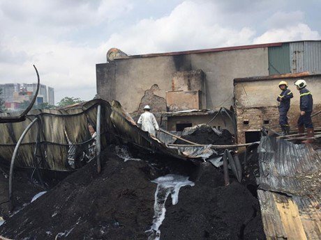 Video: Hiện trường khu nhà xưởng bốc cháy giữa trưa ở Hà Nội