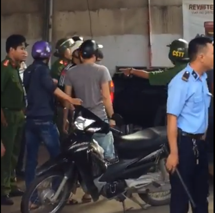 Nam nhân viên cây xăng đâm chết khách hàng sau tranh cãi