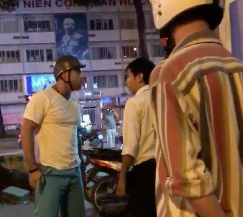 Video: Ông Tây hùng hổ bẻ gương, đánh tài xế taxi sau va chạm giao thông