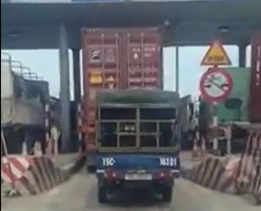 Xe tải núp bóng xe container trốn 40.000 đồng phí BOT gây bức xúc mạng xã hội