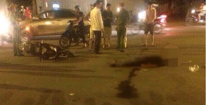 Phóng bạt mạng tông vào xe sang đường, tài xế xe SH chết tại chỗ