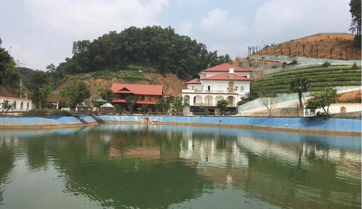 Đi qua 'biệt phủ' ở Yên Bái, đoàn xe phóng viên bị nhiều kẻ lạ mặt bám theo