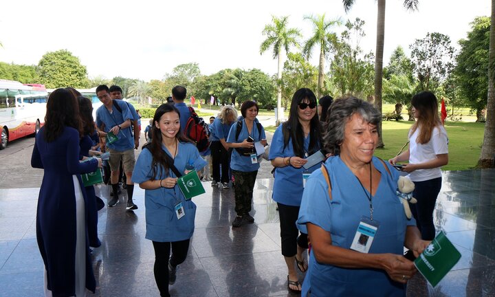 Đoàn bác sĩ Hoa Kỳ đến huấn luyện chuyên môn cho sinh viên Y Khoa Việt Nam