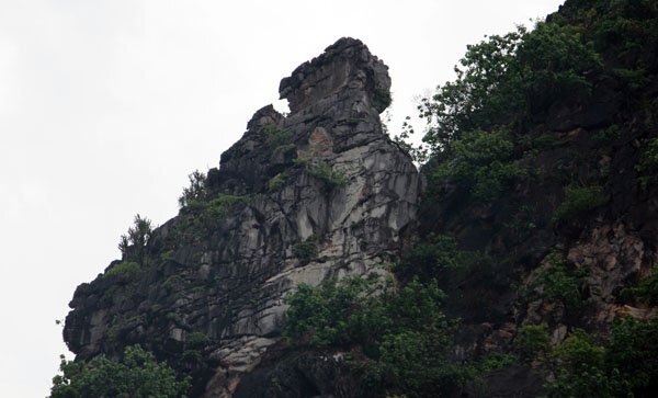 Doanh nghiệp nổ mìn phá đá dưới núi Thần, dân 'bỏ của chạy lấy người'