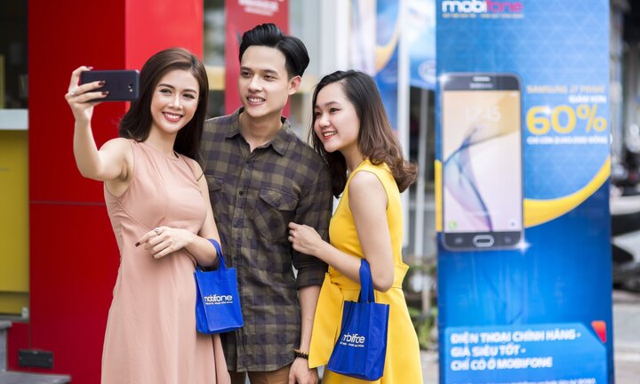 Samsung J7 'cháy hàng' tại cửa hàng MobiFone vì giảm giá hơn 60%