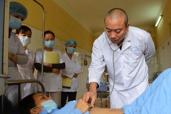 Sự thật gây sốc của bác sỹ 20 năm chữa trị bệnh nhân HIV