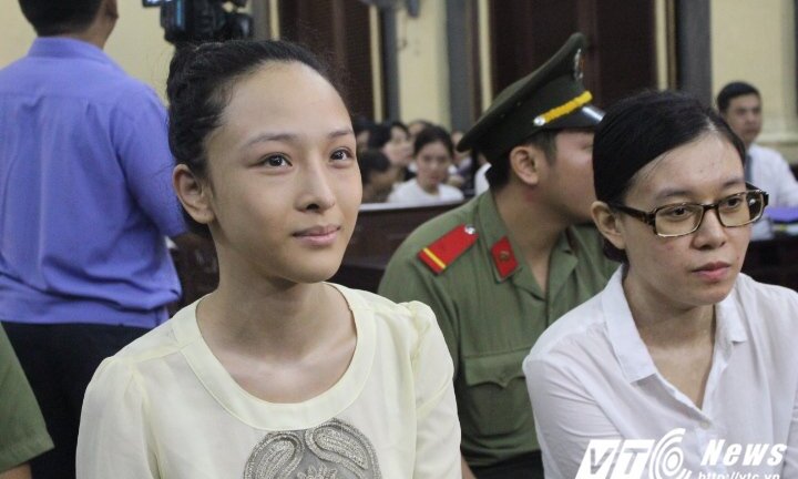 Video: Màn đối đáp 'nảy lửa' của hoa hậu Phương Nga tại tòa