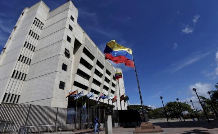 Video: Đặc vụ tình báo lái trực thăng, ném lựu đạn xuống tòa án tối cao Venezuela