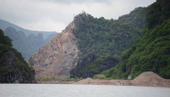 Cận cảnh công trường khai thác đá trên vịnh Hạ Long