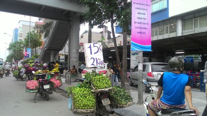 Hàng loạt khách ham rẻ 'dính đòn' vì biển quảng cáo độc chiêu của gánh hàng rong