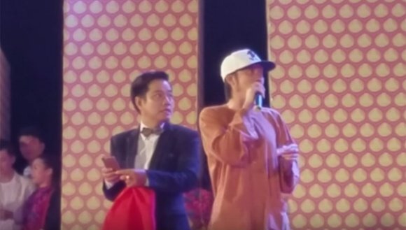 Hoài Linh bị hỏng iPad, tụt dép sau vụ ném đá lên sân khấu