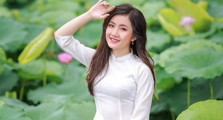 Hot girl ĐH Kiểm sát e ấp trong tà áo dài đọ sắc bên những đóa sen hồng