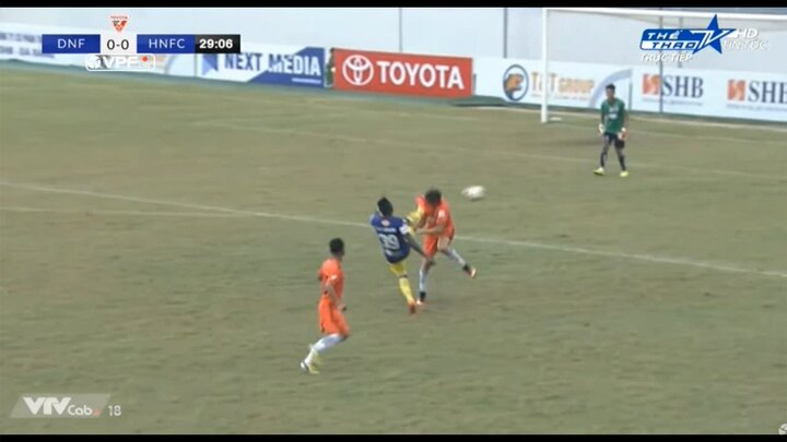 Video: Đạp chảy máu đầu hậu vệ SHB Đà Nẵng, Hoàng Vũ Samson bị đuổi khỏi sân